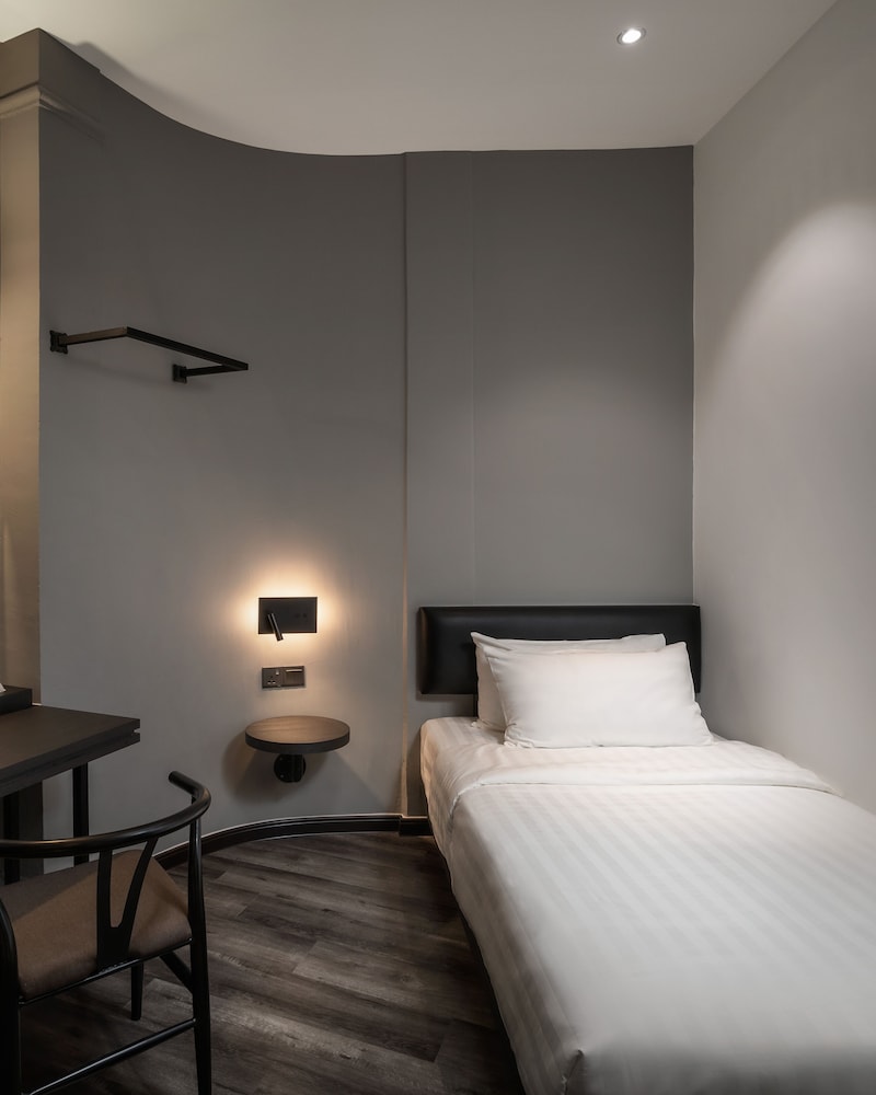 Modern Hotel Georgetown 12/45