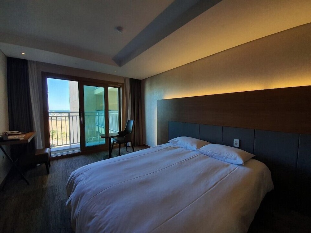 Golden Tulip Jeju Seongsan 32/68