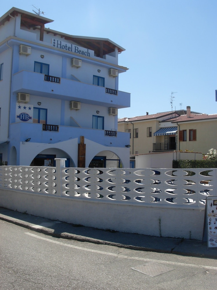 Beach Hotel 2/43