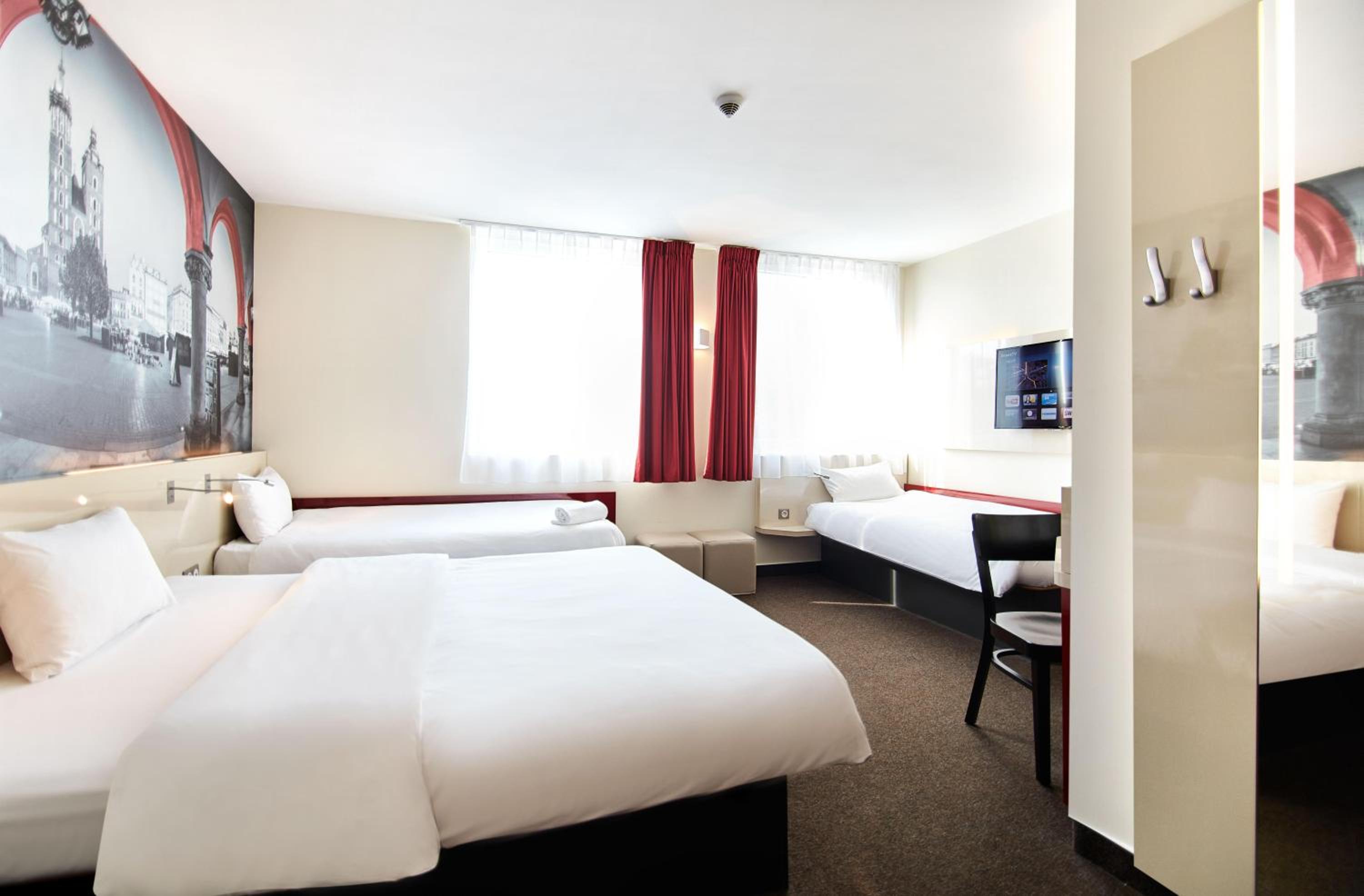 ROOM, QUADRUPLE