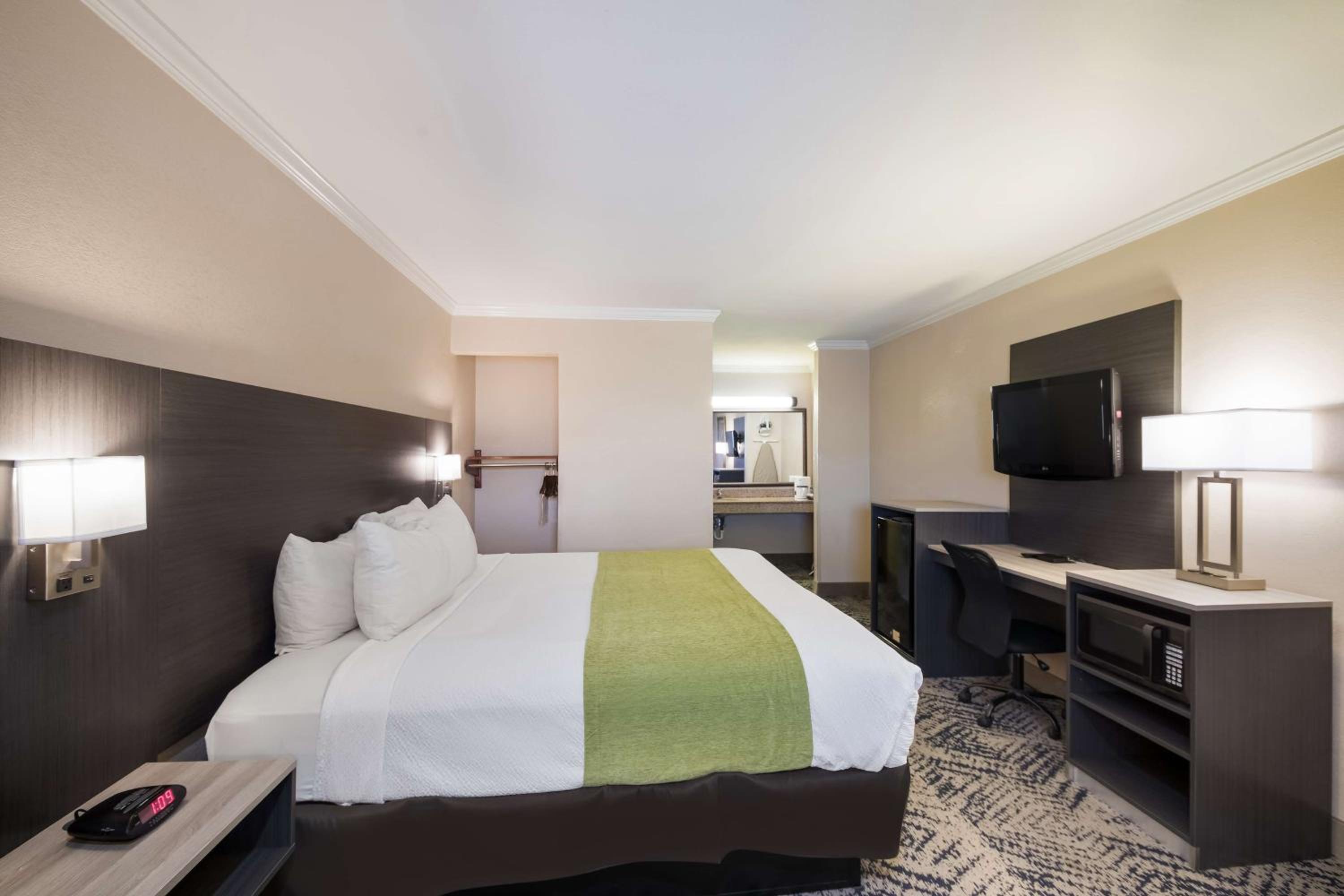 Room, King Bed, Bathtub, Accessible