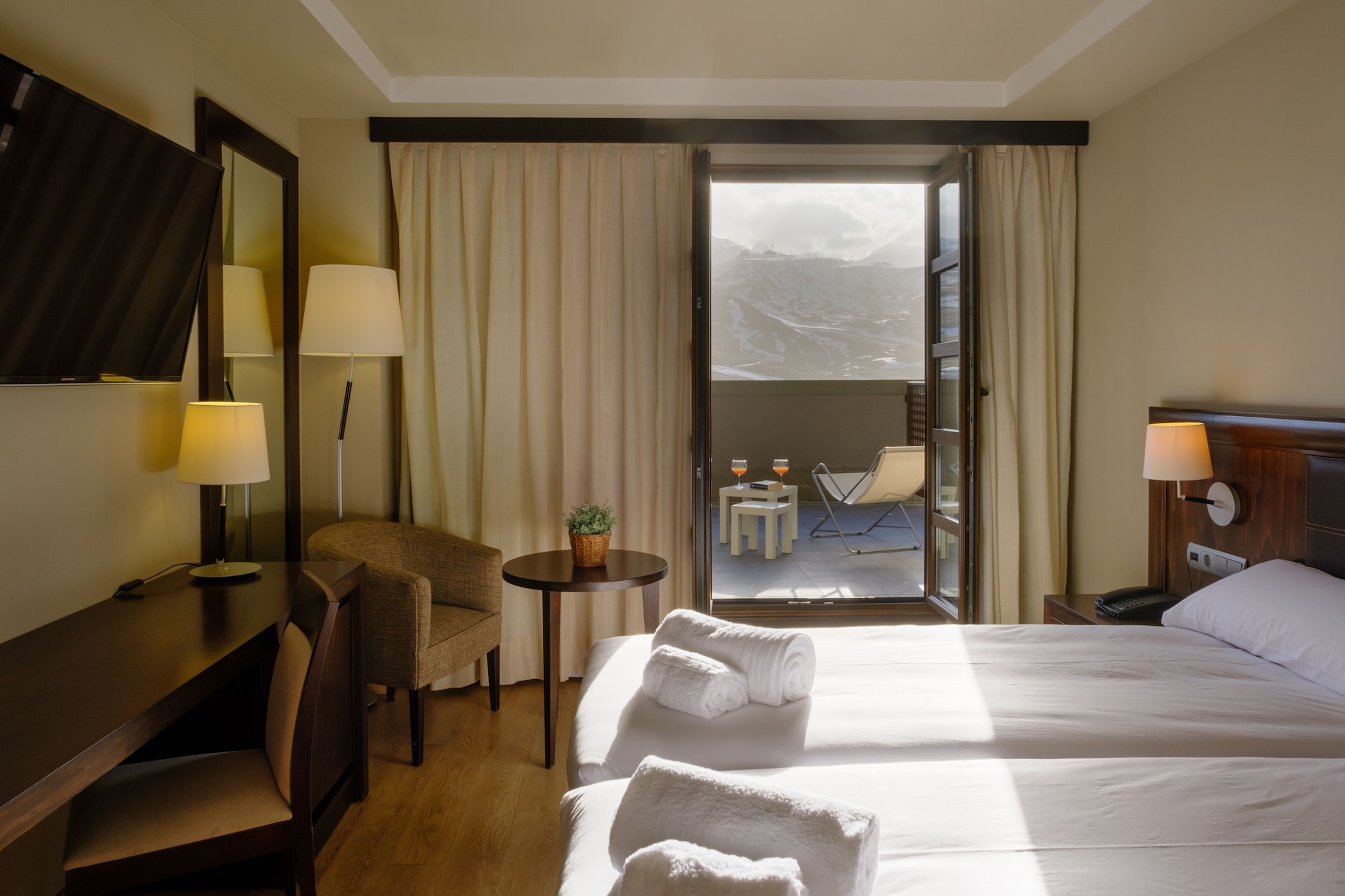 غرفة قياسية بثلاثة أسرّة بإطلالة على الجبل، Aragon Hills Hotel And Spa 2/2