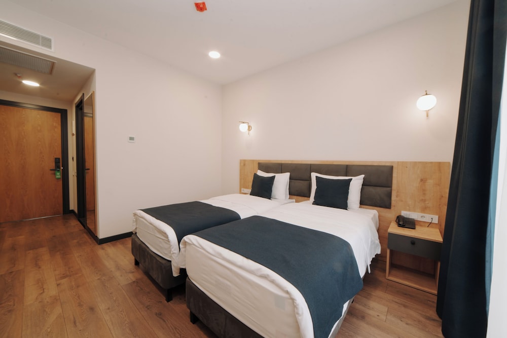 جناح جونيور بسرير مزدوج مع أريكة، Akhaltsikhe Inn 2/4