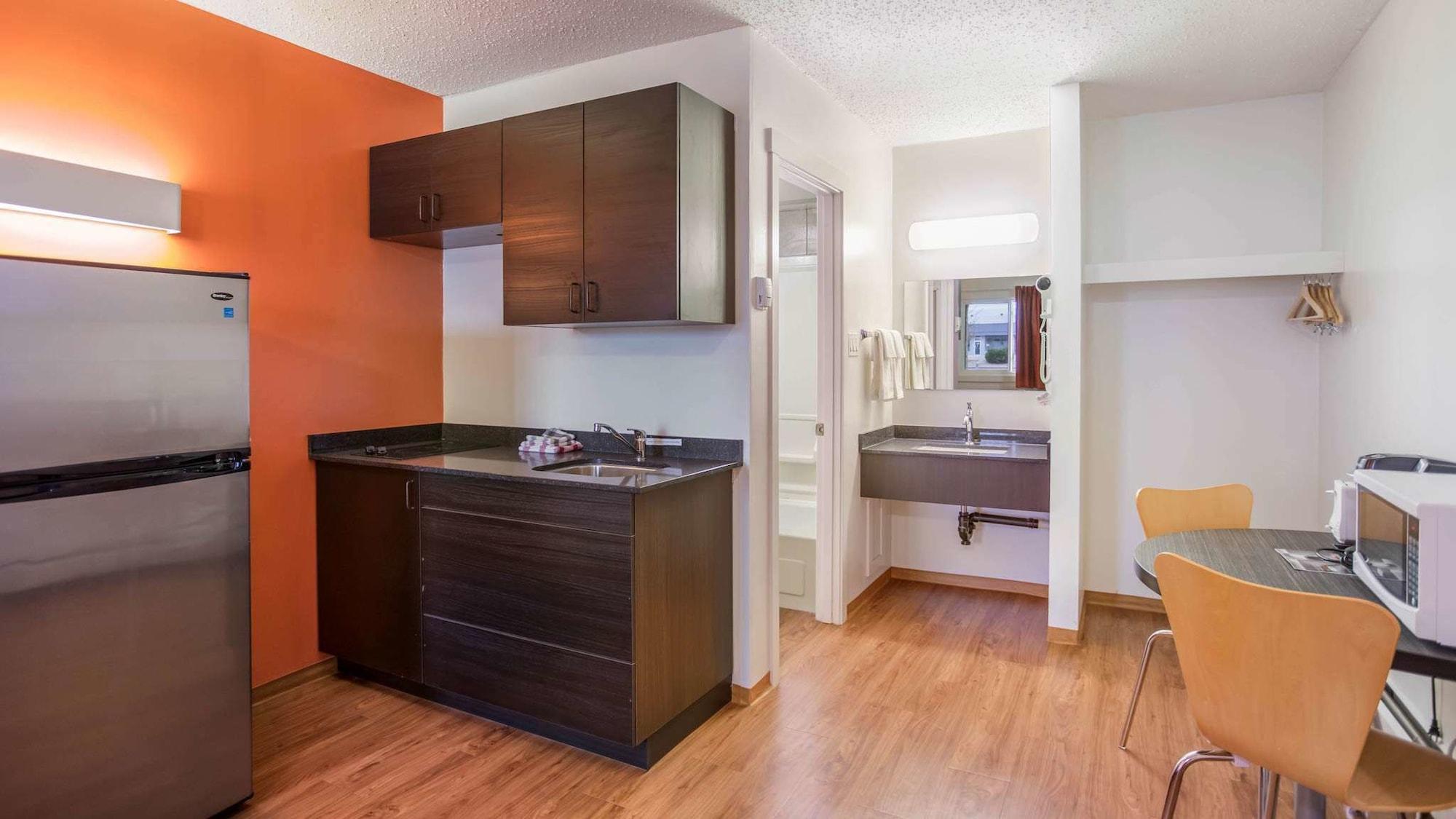 Motel 6 Camrose, AB 19/25