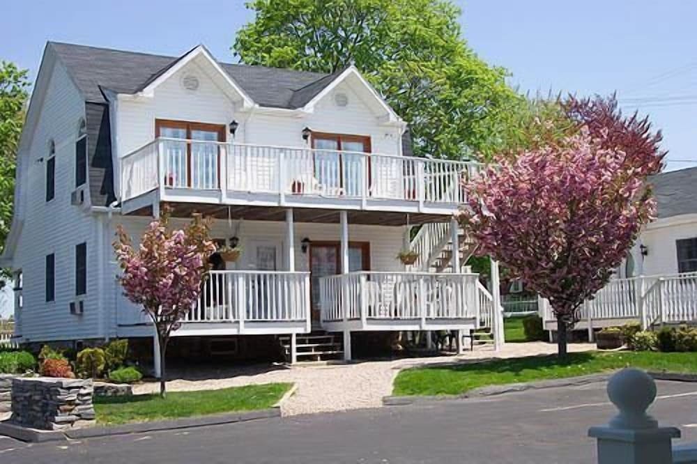The Taber Inne Suites 2/55