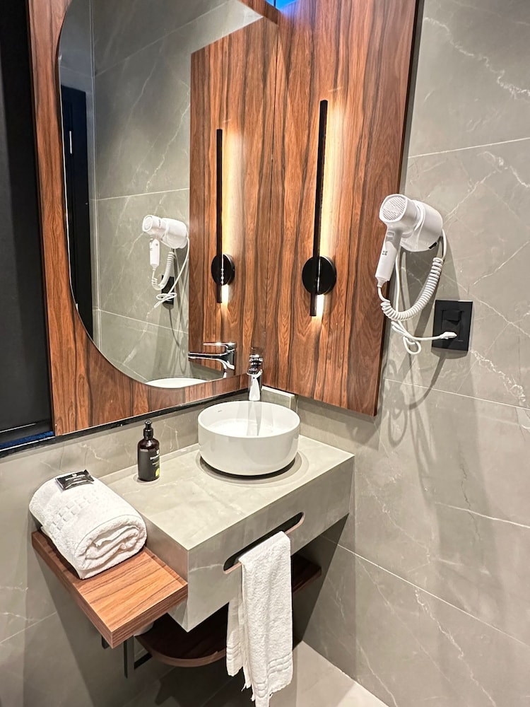 ZALLON HOTEL EXECUTIVE 52/53