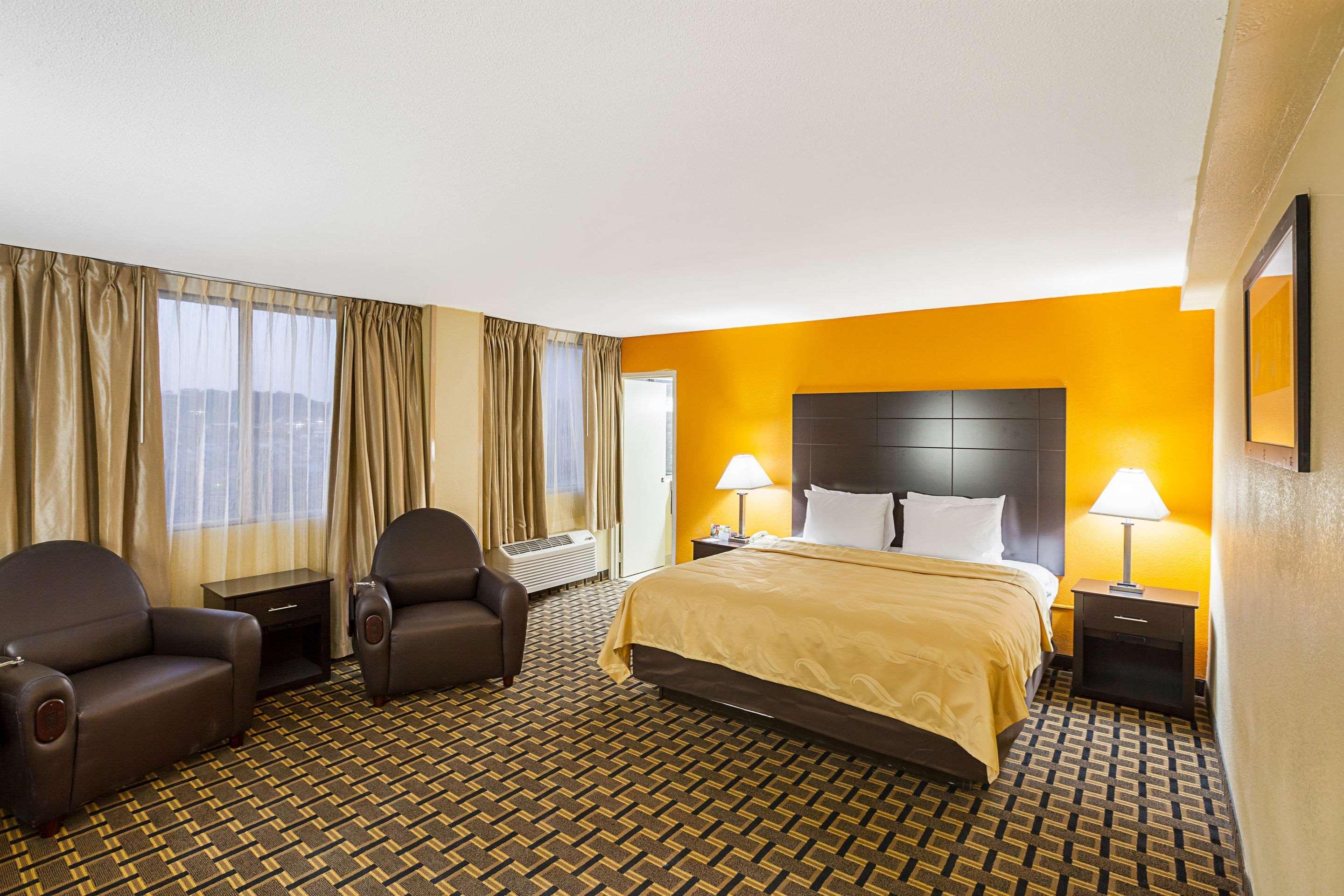 SUITE, KING BED