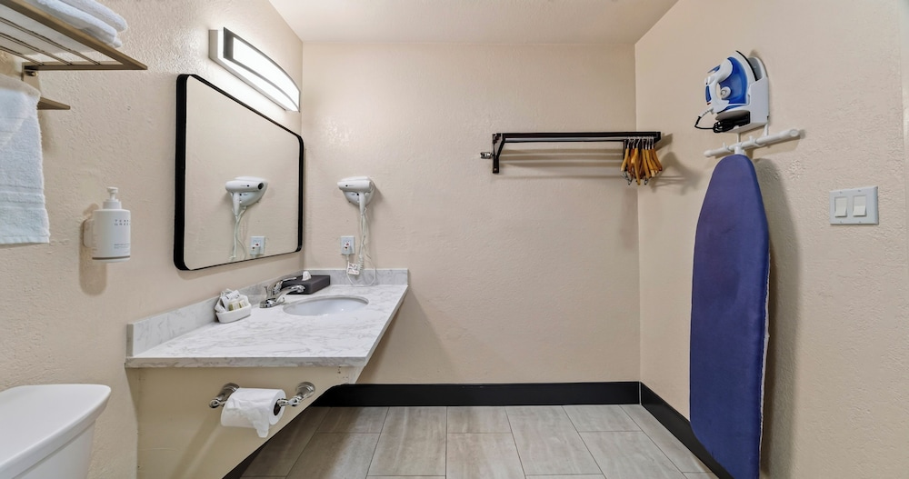 Heritage Inn Express Roseville 50/51