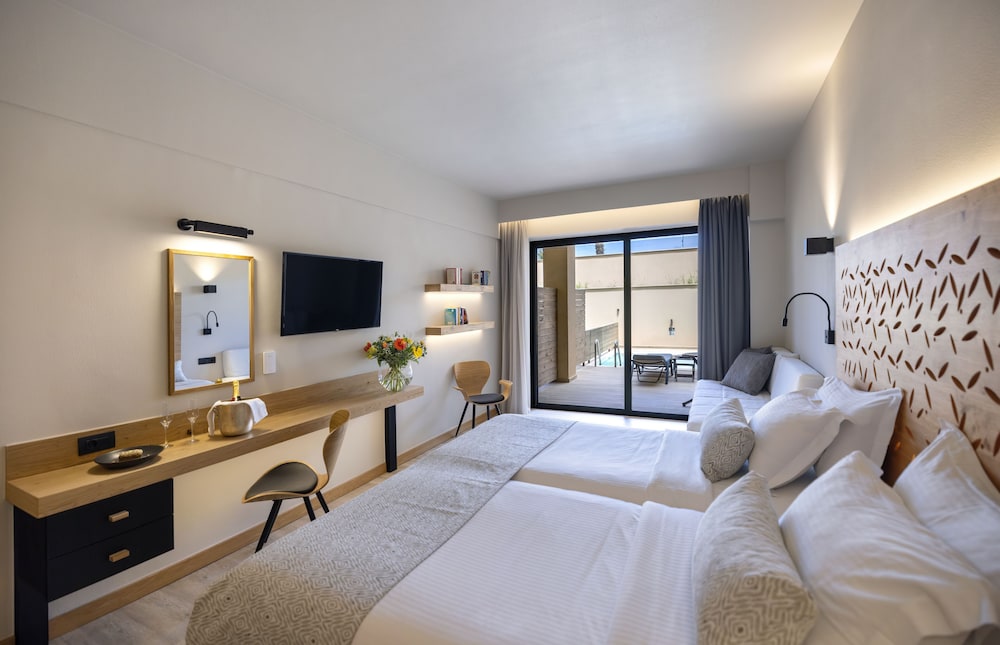Semi Basement, Superior, Basement, Twin Beds, Private Pool