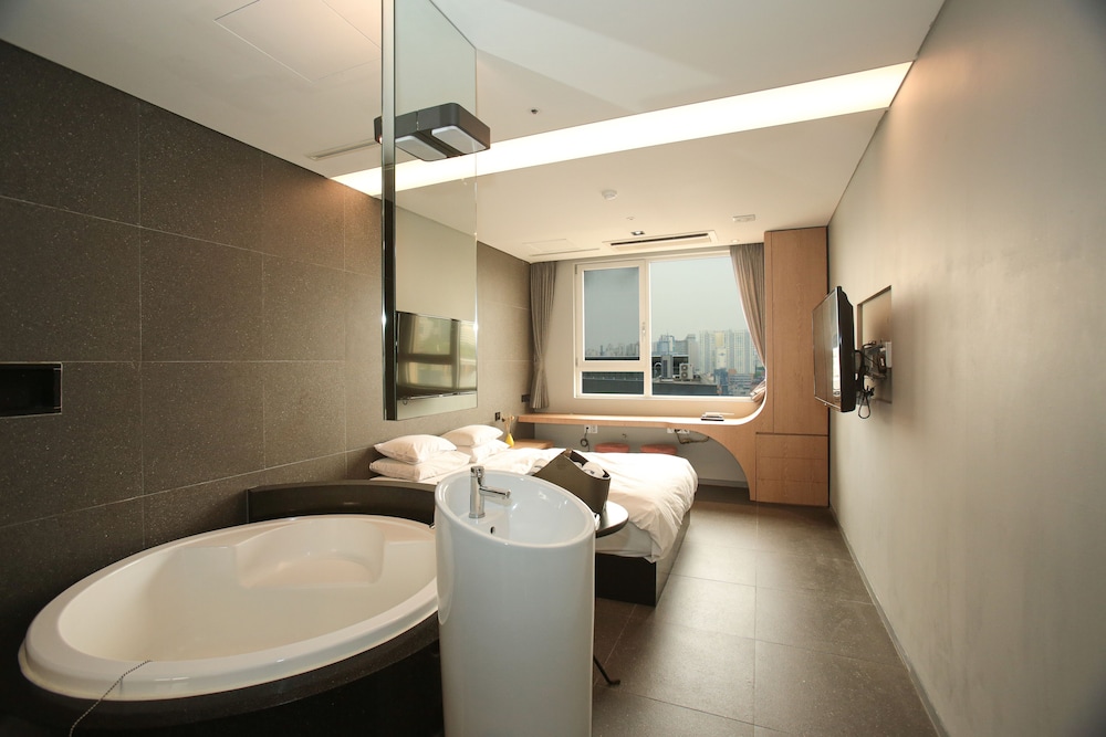 Hotel The Designers Hongdae 76/80