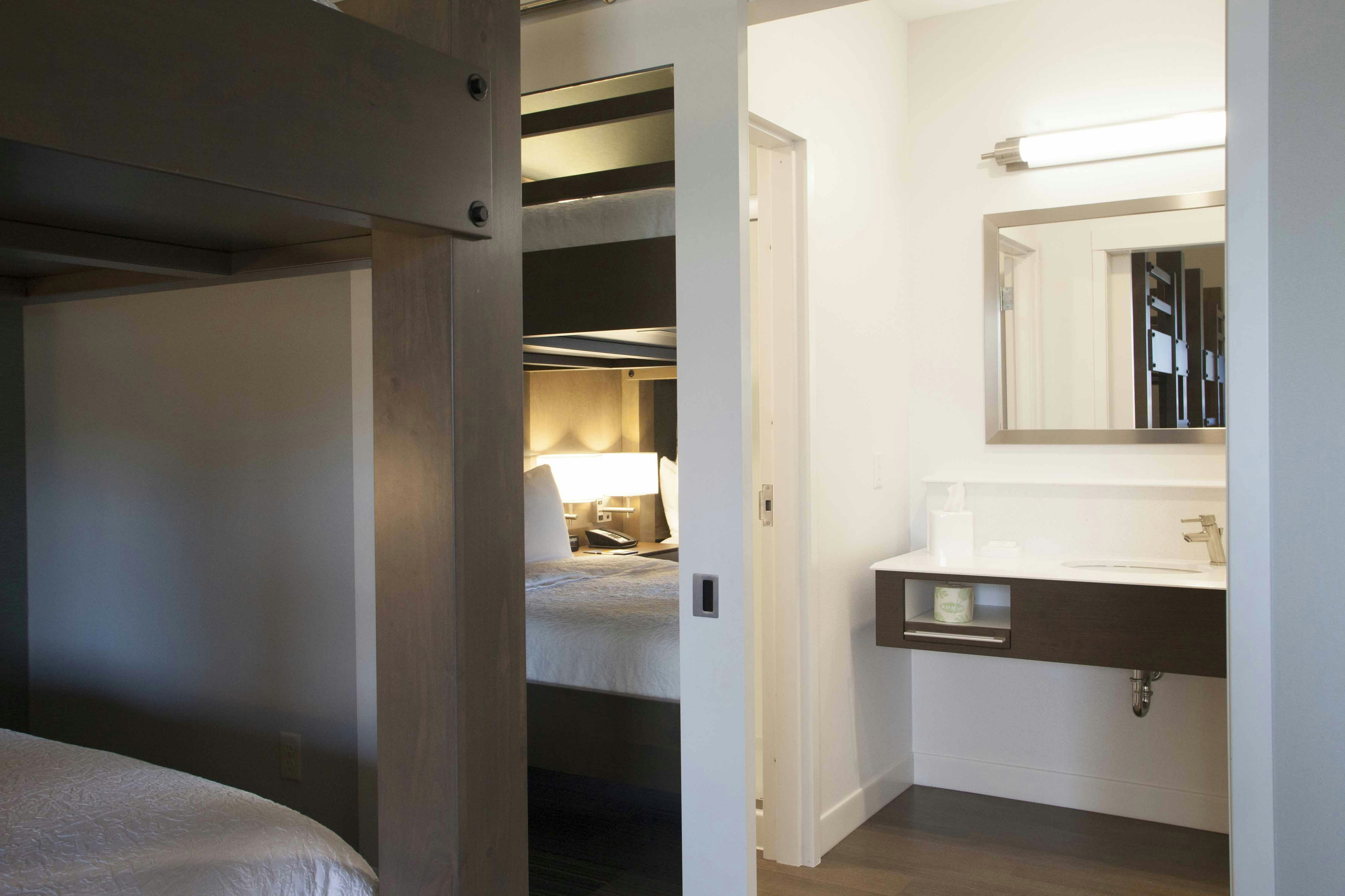 Hampton Inn Suites St Paul Downtown 70/70