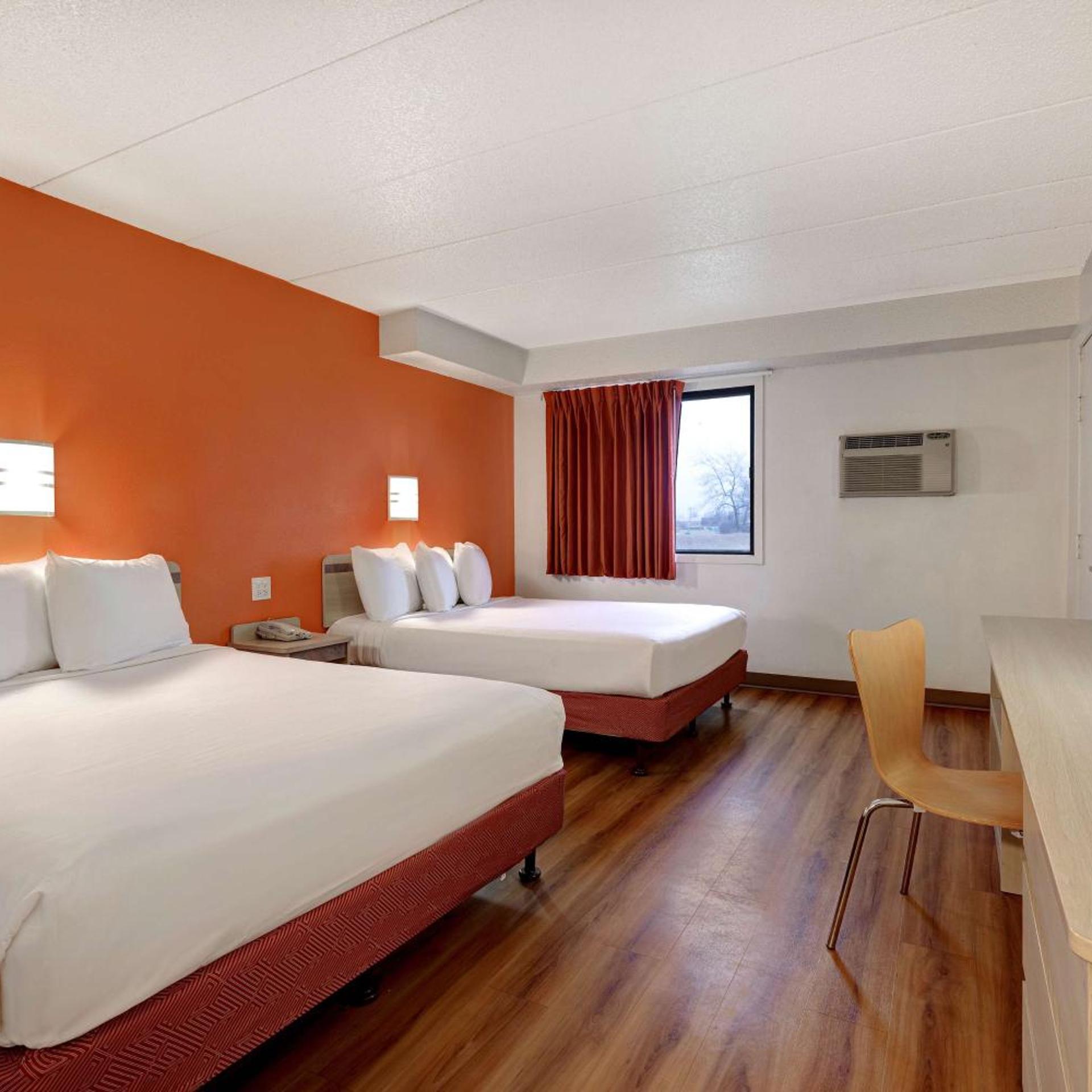 1 Full Bed - ADA/RI Shower/Hearing Impaired، Motel6 Lakeville, MN - South - Lakeville 2/10