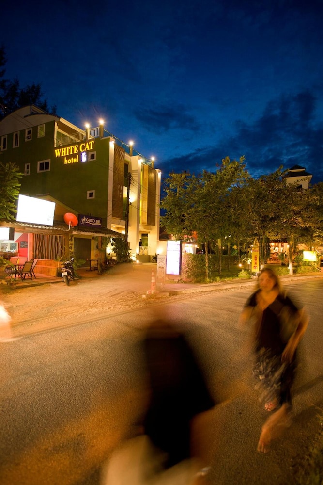 White Cat Hotel 8/45