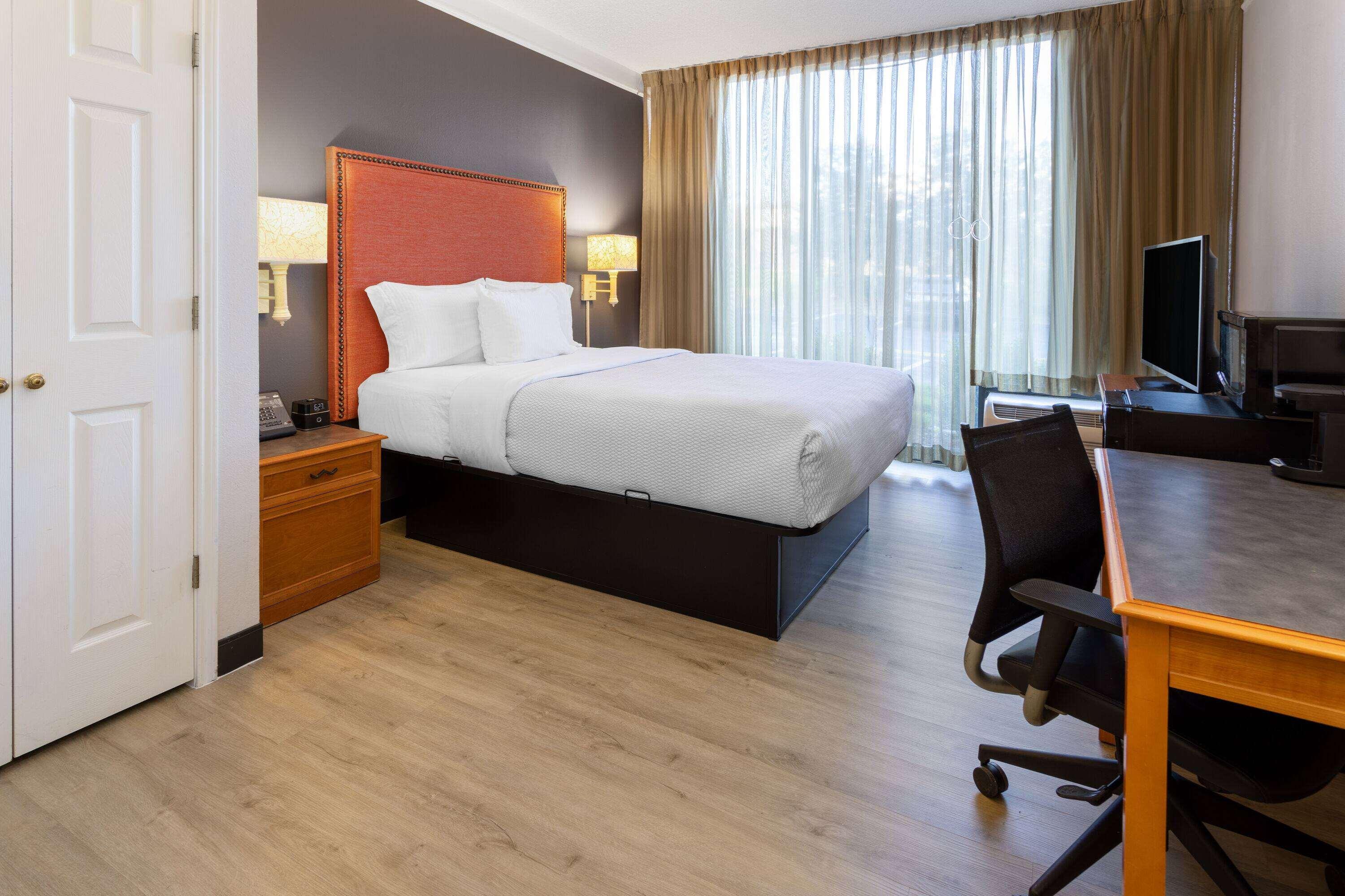 غرفة بسرير كوين لذوي الإعاقة، La Quinta Inn & Suites by Wyndham Kingsport Tri-Cities 2/3