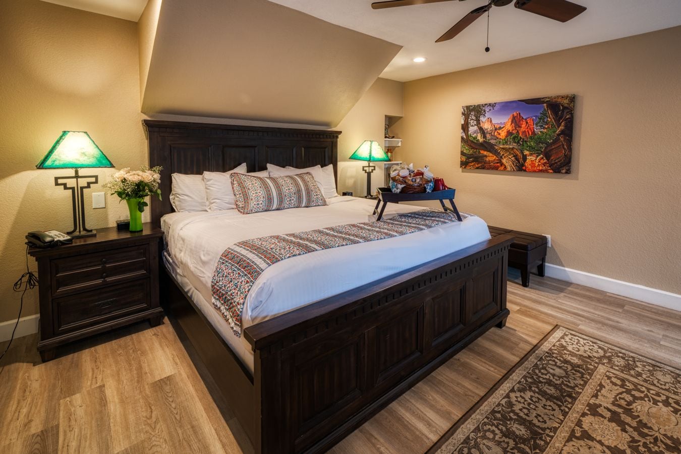 DELUXE, KING BED