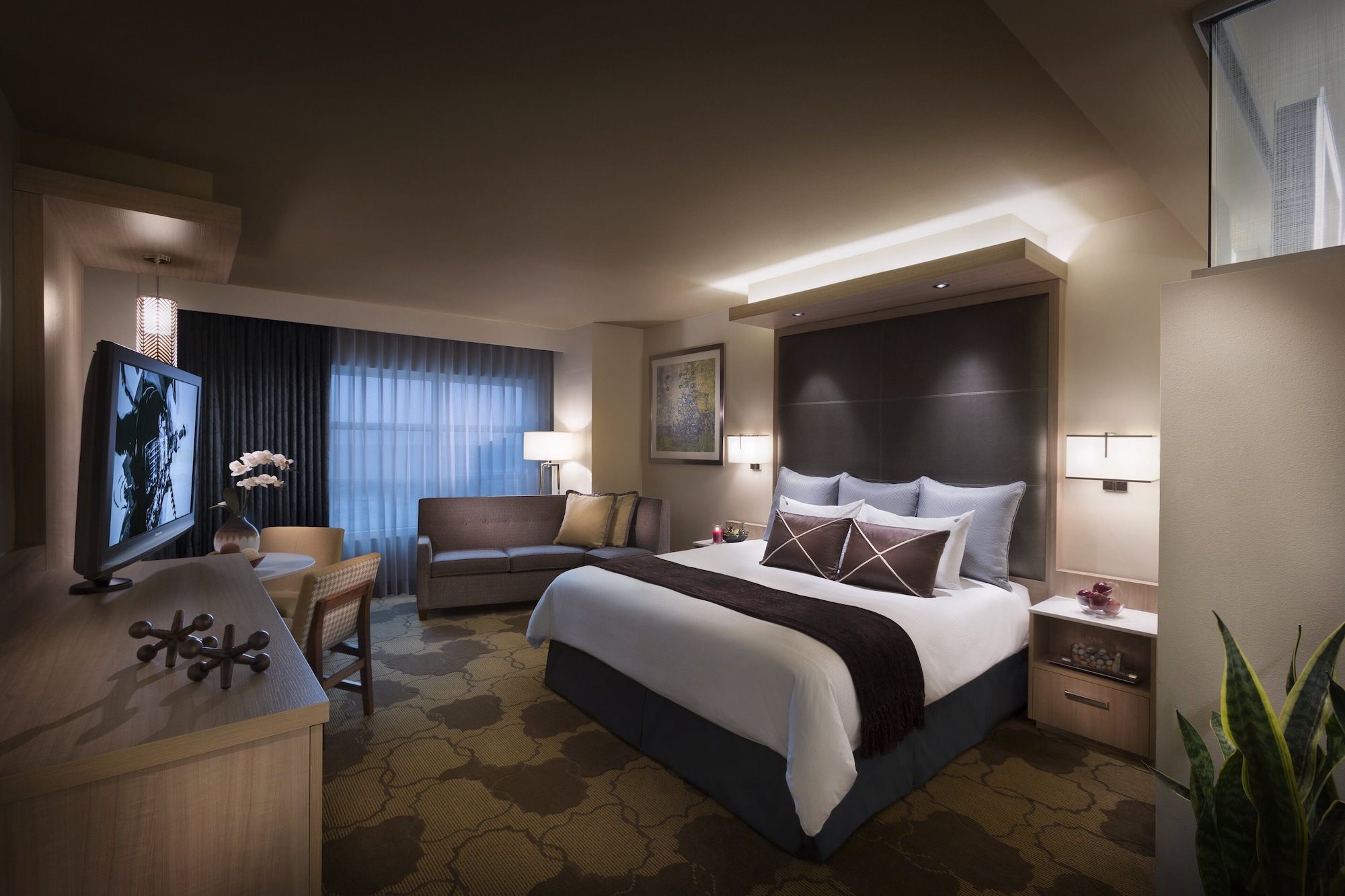 DELUXE, KING BED, WEST TOWER