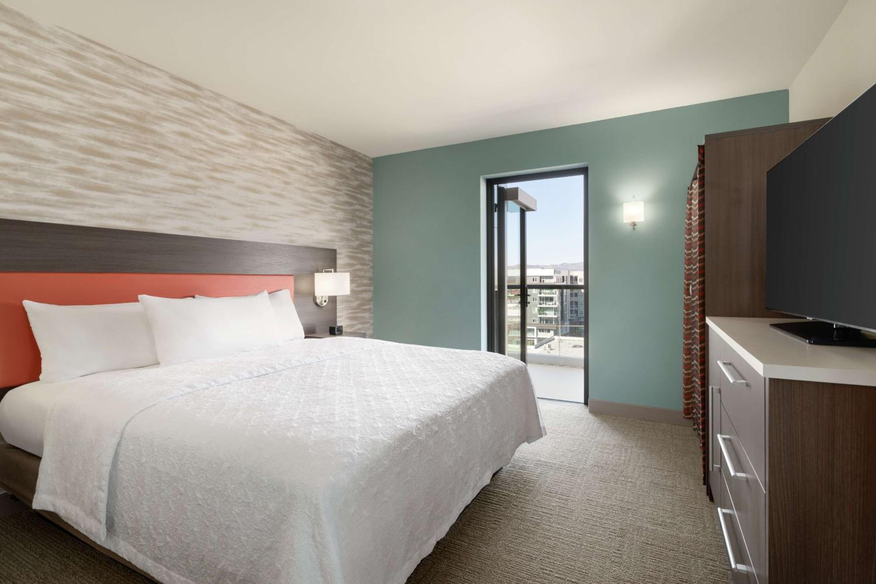 1 BEDROOM, SUITE, KING BED, BALCONY