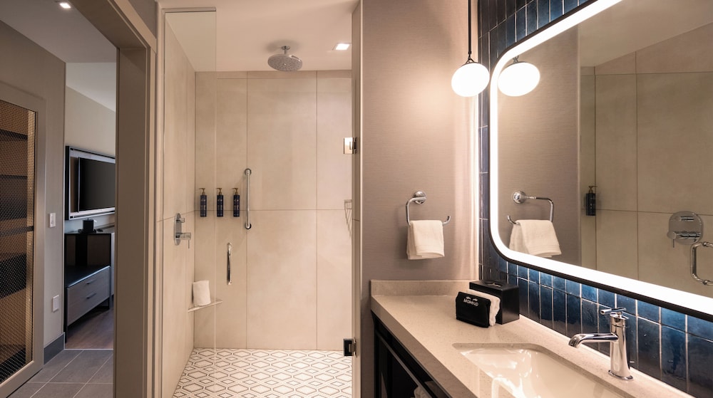 غرفة قياسية بسرير كينج بشرفة، Hotel Avail Rogers, Tapestry Collection by Hilton 5/5