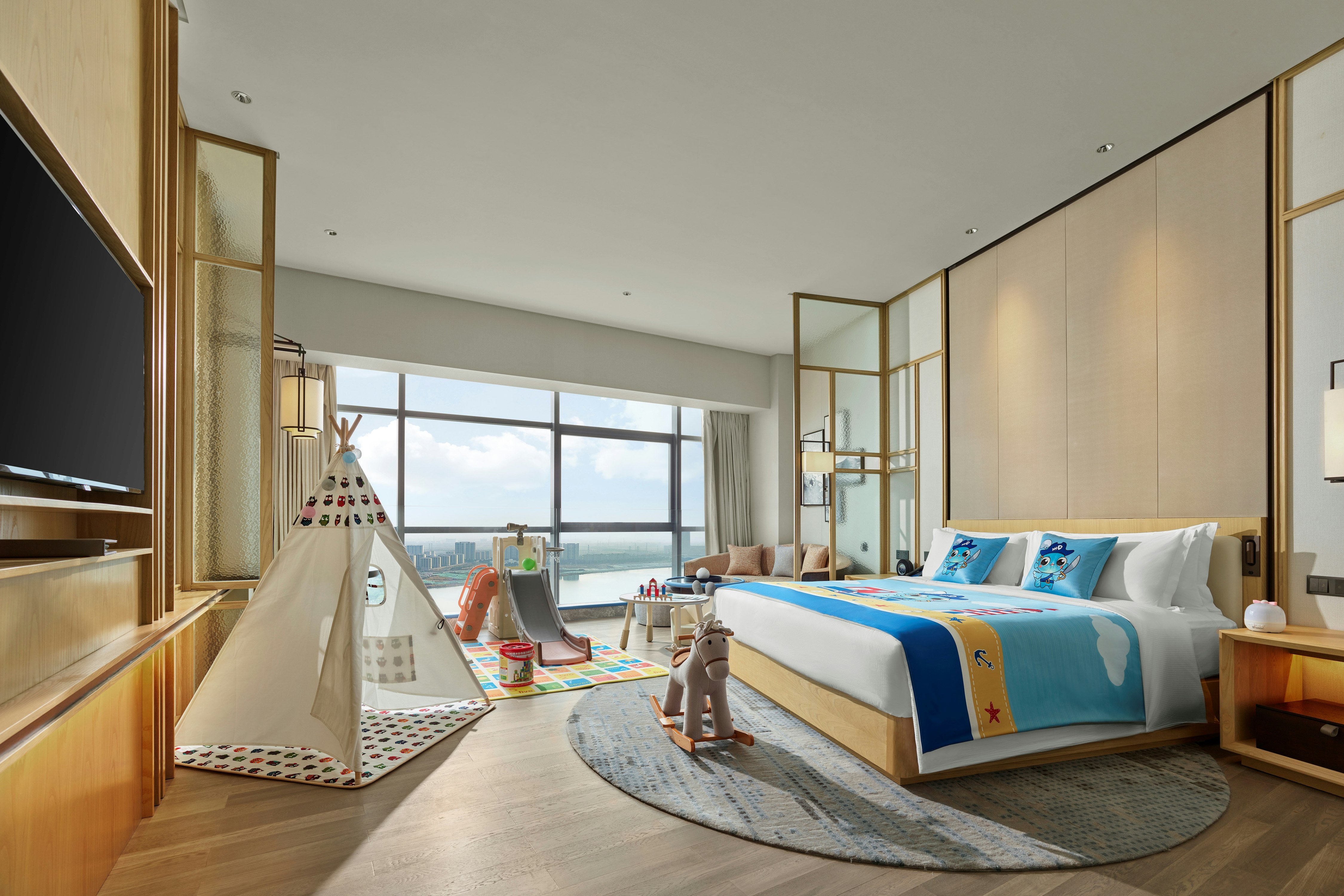 ROOM, KING BED, LAKE VIEW