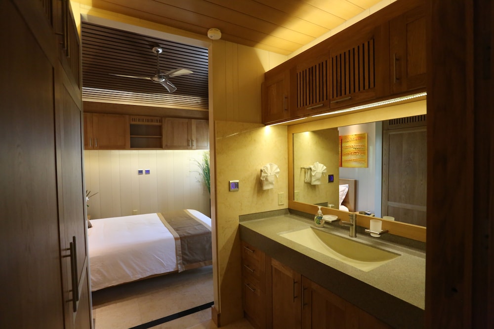 ONE ON MARLIN SPA RESORT 12/65