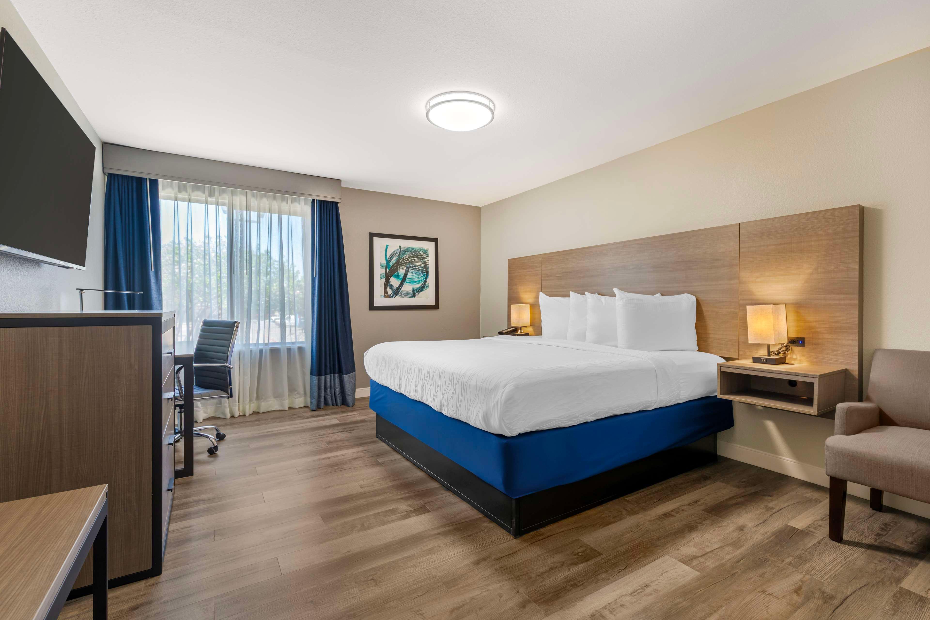 2 Bedrooms, Apartment, 1 King and 2 Queen Beds, 2 Bathrooms, Dining Area, Sofa, Kitchen