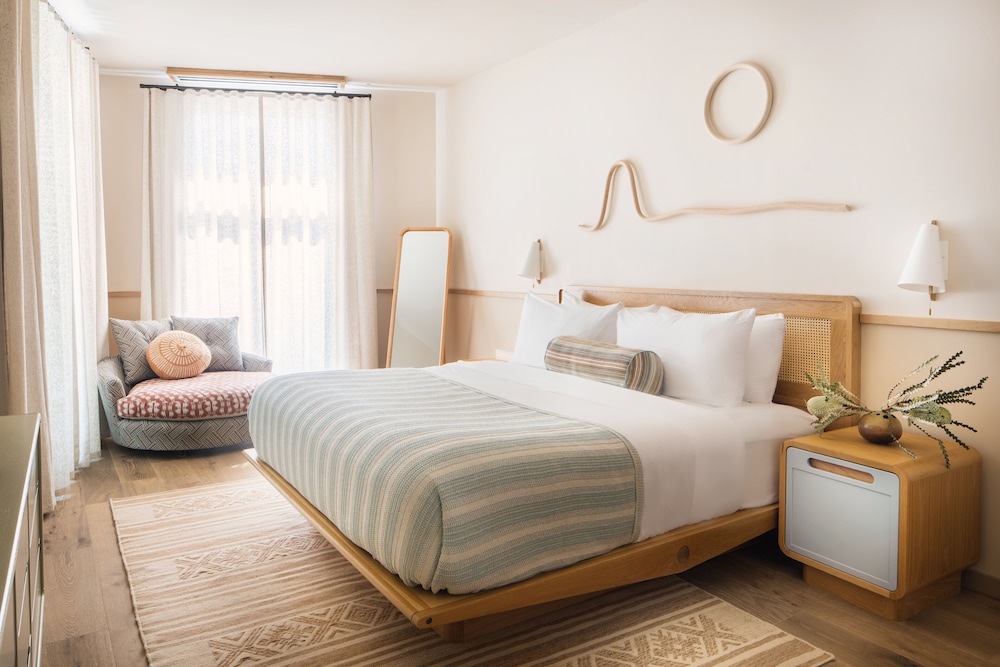 SUITE, KING BED