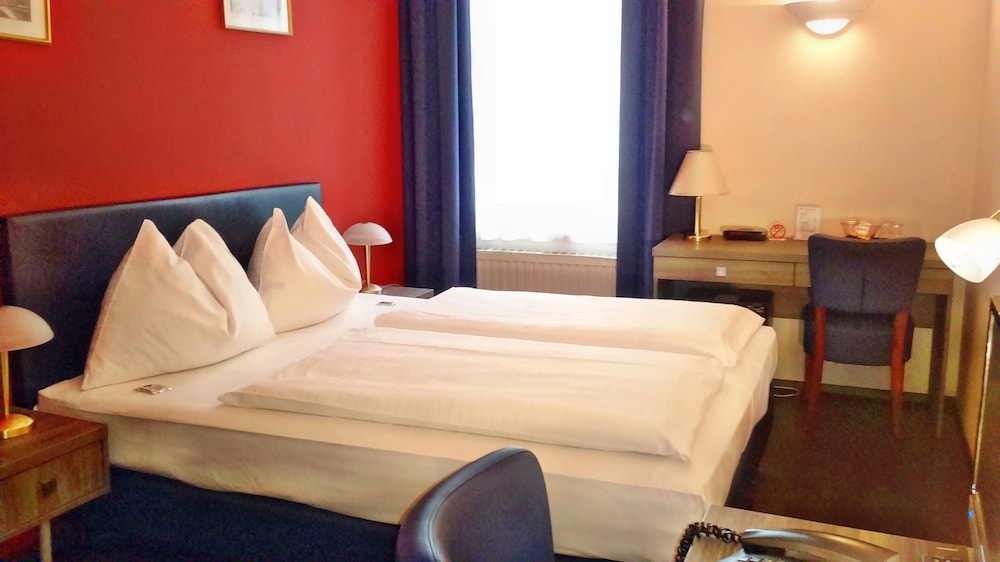 ROOM, DOUBLE BED