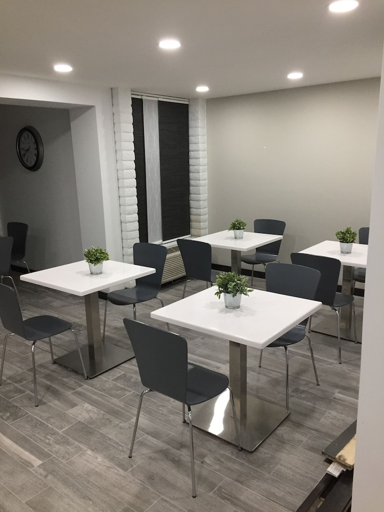 Days Inn & Suites By Wyndham Cincinnati North 24/32