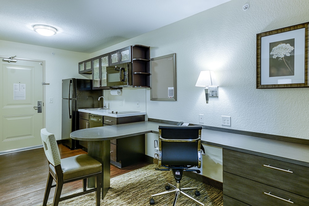 CANDLEWOOD SUITES LAKEVILLE I-35 27/32