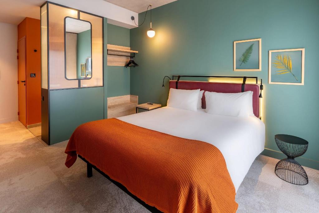 Room, Queen Bed, Courtyard View