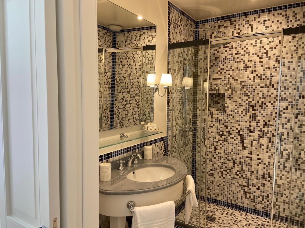 DELUXE, DOUBLE OR TWIN BED, PARTIAL SEA VIEW