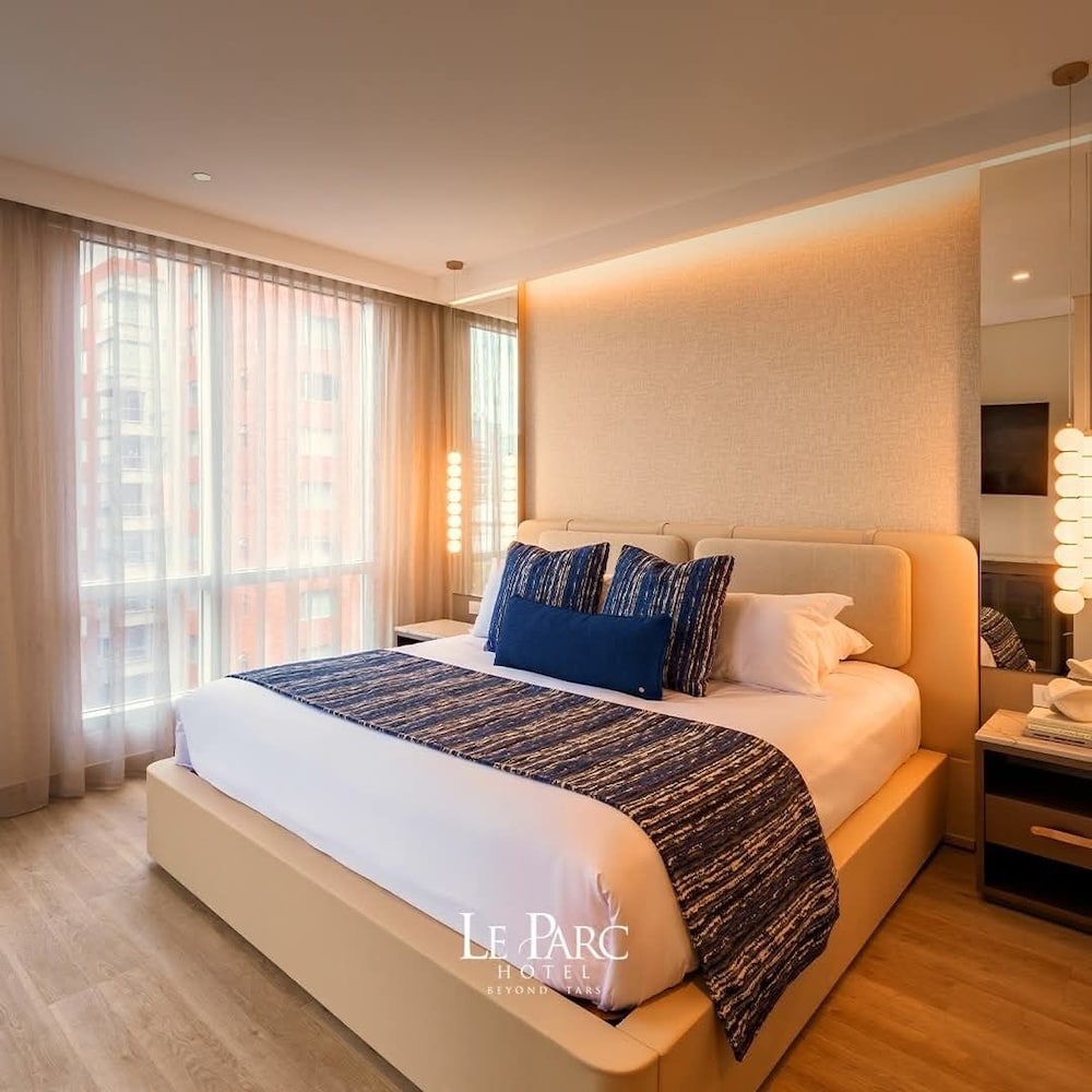 LUXURY, KING BED