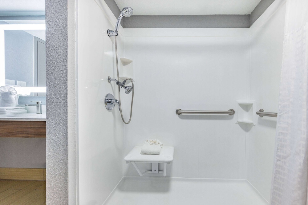 Hawthorn Suites by Wyndham Wichita Airport 42/44
