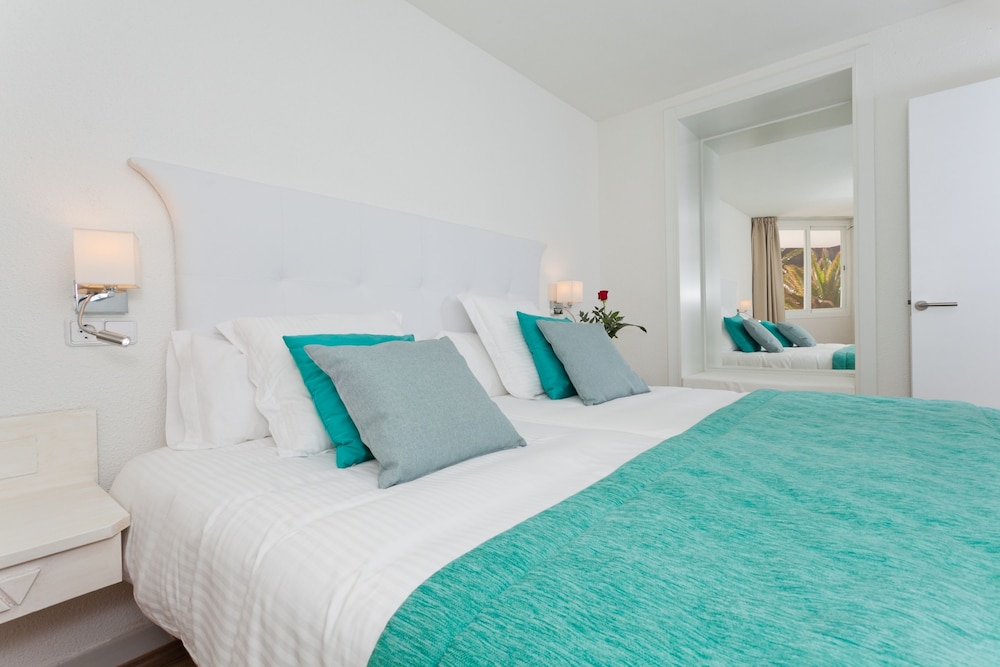 Fergus Style Cala Blanca Suites 15/37