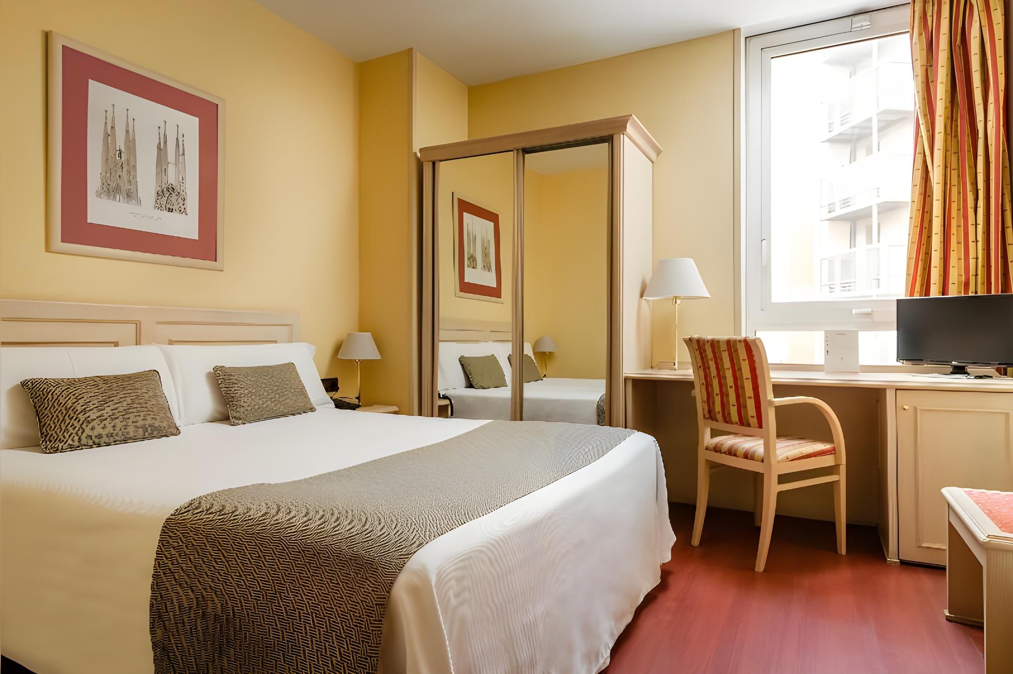 ROOM, DOUBLE OR TWIN BED, SMALL