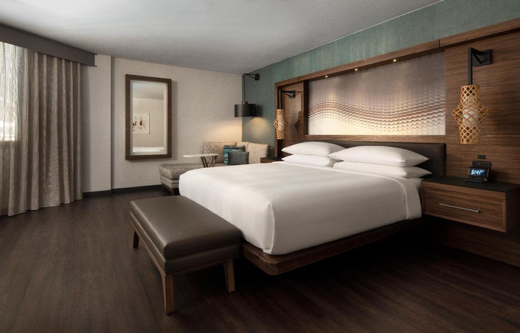 Guest Room, Executive, King Bed, Atrium View, Large, Corner