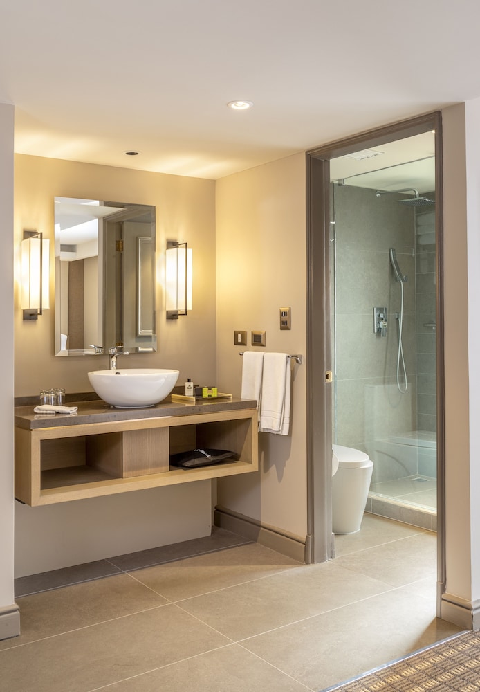 غرفة بسرير كينج مع دخول صالة النادي، Intercontinental Santiago 7/9