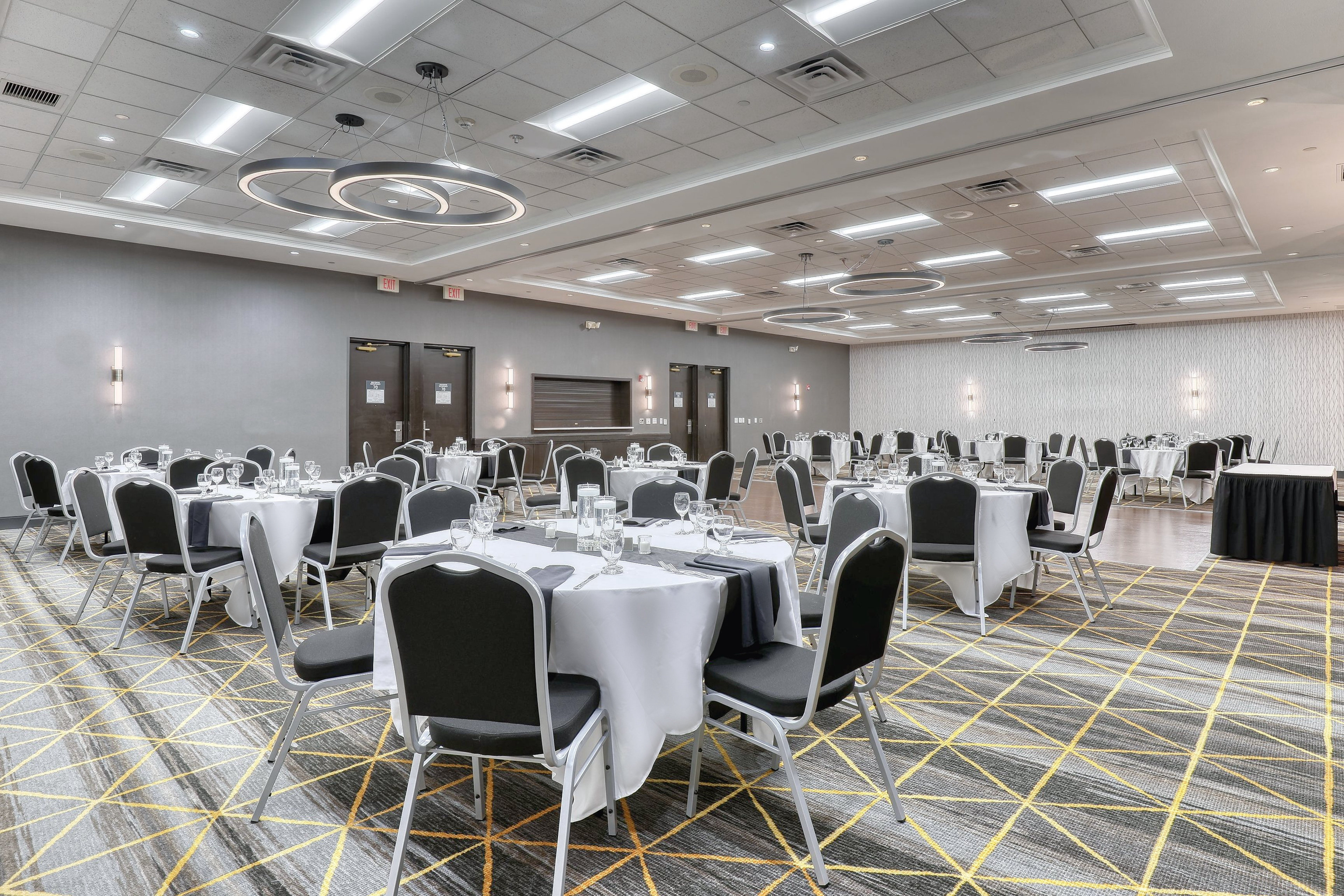Holiday Inn Hotel And Suites Madison West 59/74