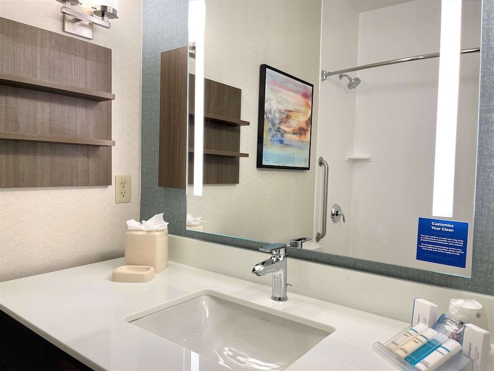 Hilton Garden Inn Oconomowoc 23/74