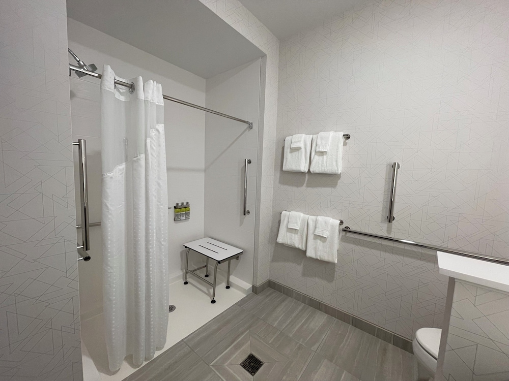 Holiday Inn Express & Suites Ft. Smith Airport, an IHG Hotel 72/75