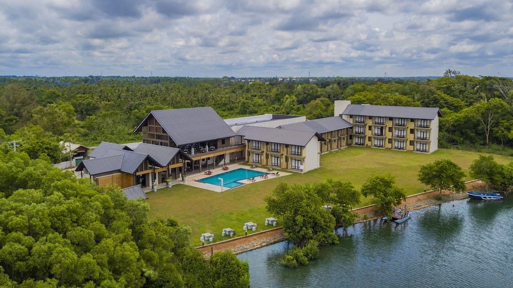 Amora Lagoon 42/50