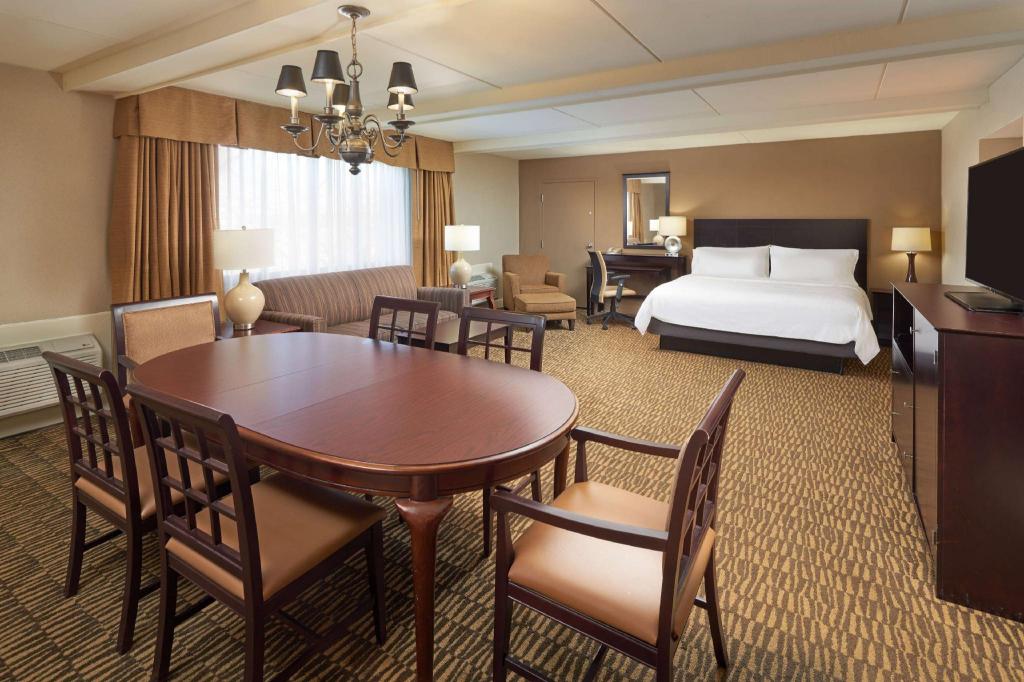 Suite, King Bed, Parlor، Wyndham Executive Center Columbia 2/2