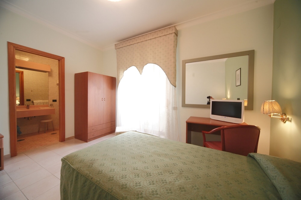 ROOM, SINGLE, DOUBLE BED