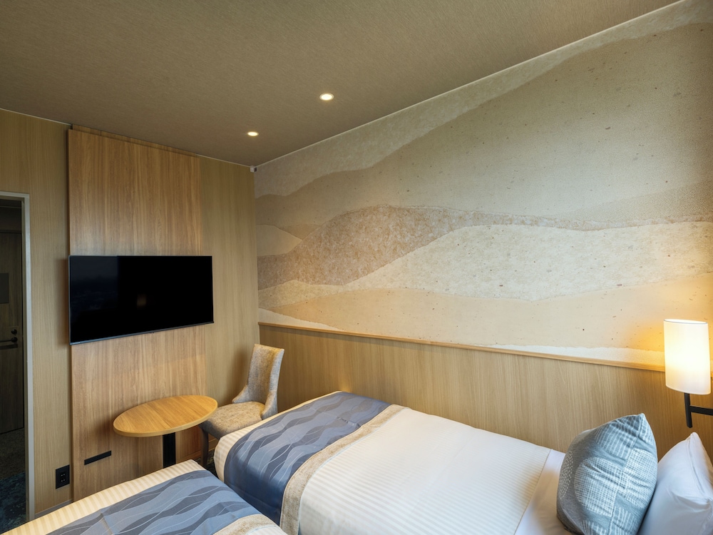 COMPACT, TWIN BEDS, BATHTUB