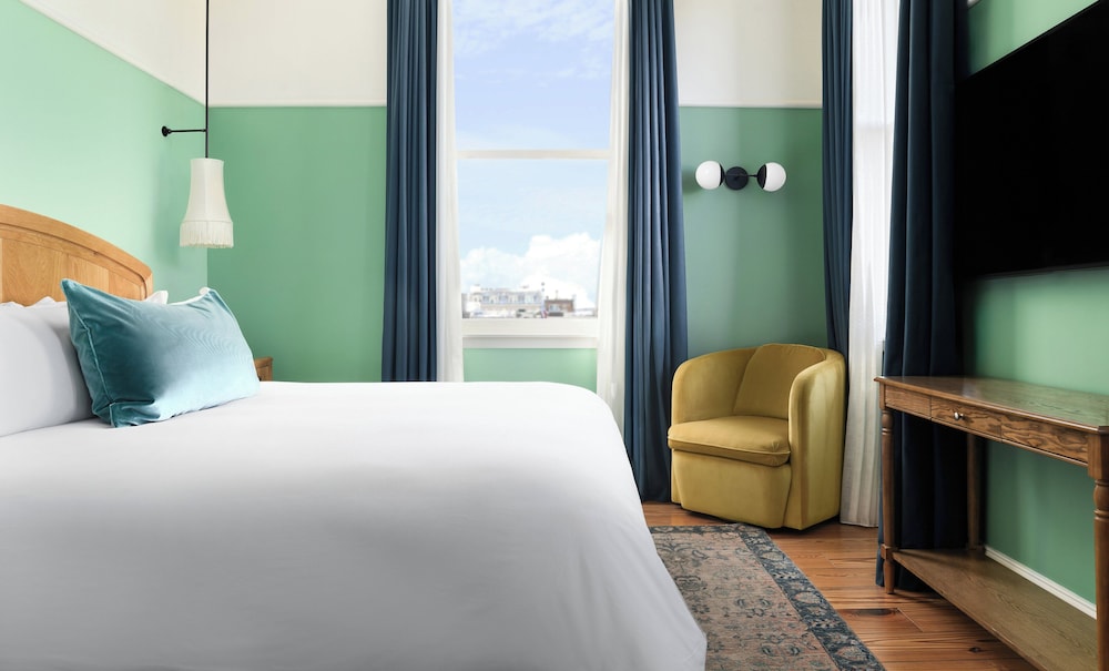 JUNIOR SUITE, KING BED