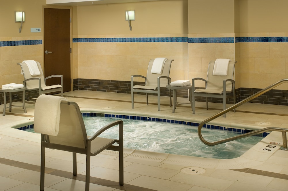 Holiday Inn Express Suites Alexandria Fort Belvoir 17/73