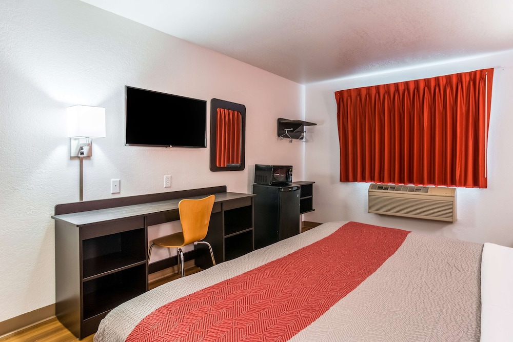 غرفة قياسية بسرير كينج للمدخنين، Motel6 Barkeyville, PA 7/10