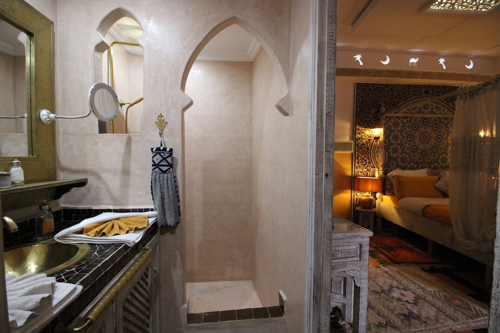 EXECUTIVE, SUITE