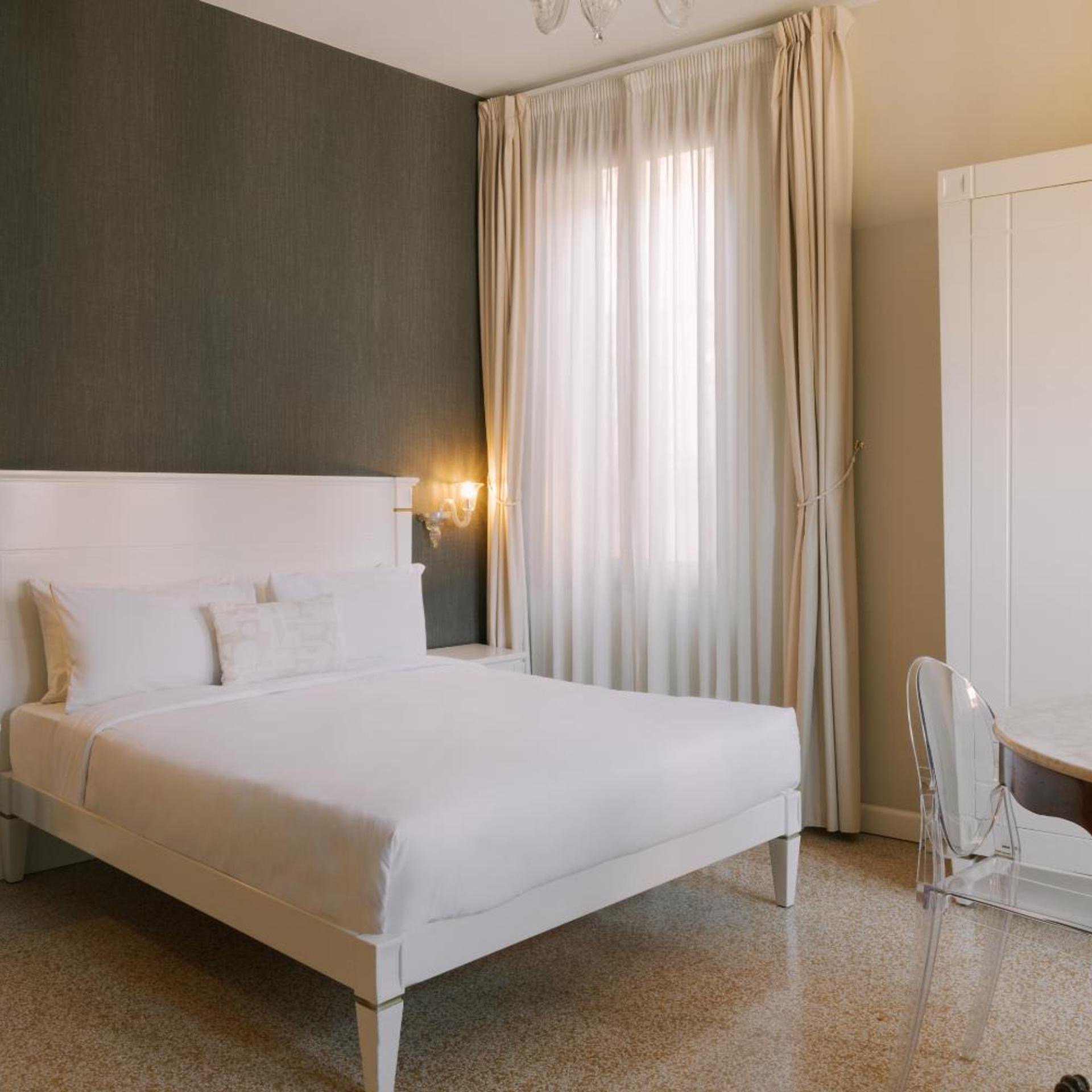 Deluxe, Double Bed, Canal View