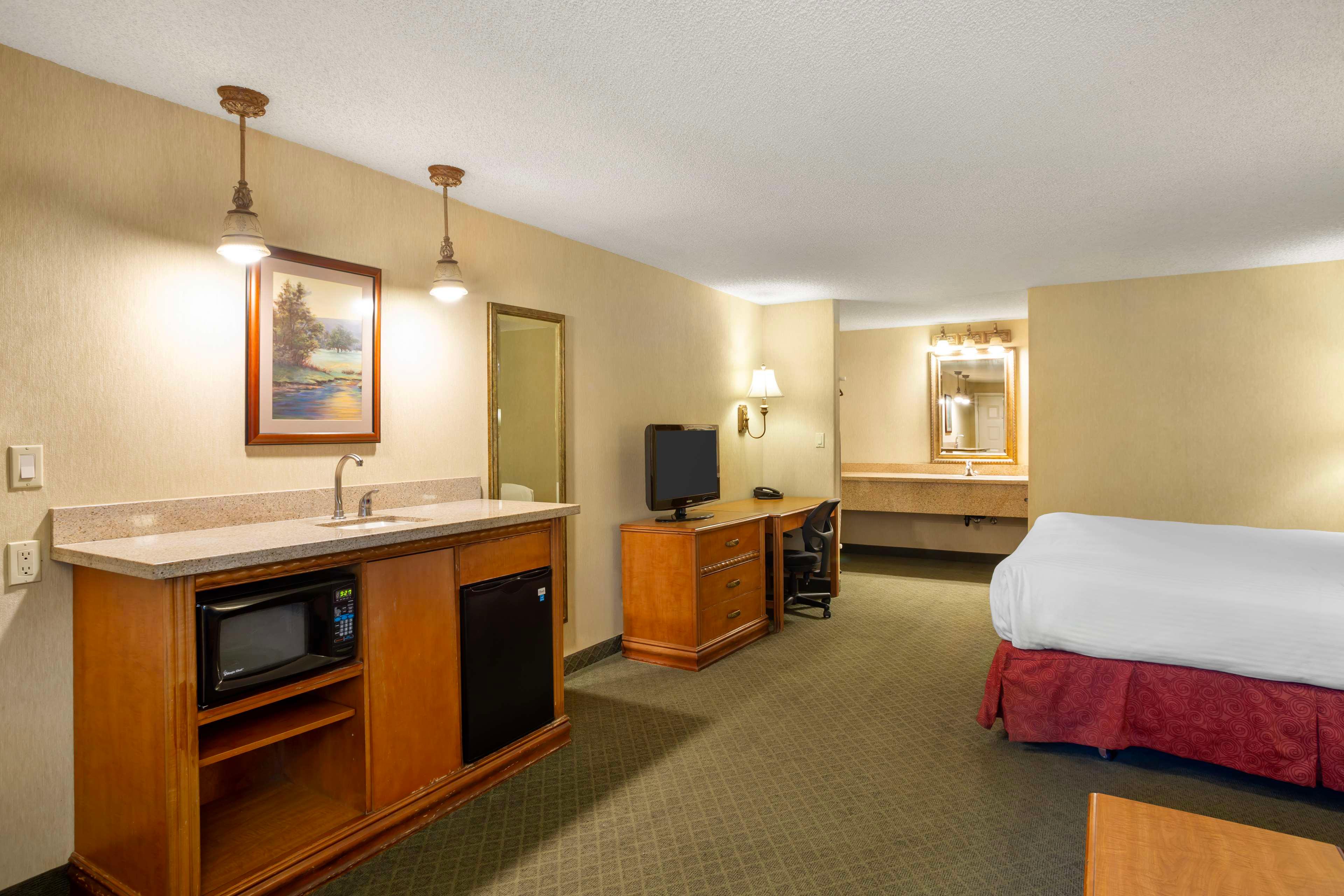 غرفة بسرير كينج لذوي الإعاقة، Best Western Shadow Inn 3/4